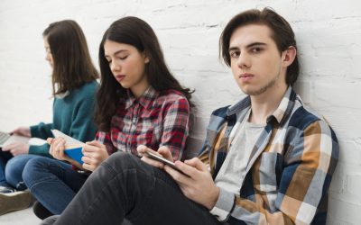 Adolescenza algoritmica: perché i nostri figli sono intrappolati nel display ( e come aiutarli )